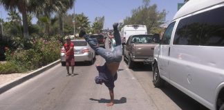 Perdió su brazo, pero no las ganas de seguir bailando. Bailarines de break dance en la línea