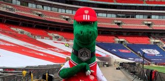 Jugador del Arsenal pagará salario de Gunnersaurus. Gunnersaurus del Arsenal de Inglaterra