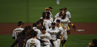 Apuñalaron a jugador titular de los Padres de San Diego. Padres de San Diego festejando el triunfo