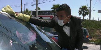El licenciado que trabaja en los semáforos. Brayan Solís El Licenciado en Tijuana