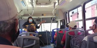 Héroes anónimos: la madre Liliana de Tijuana. Madre Liliana cantando en los camiones