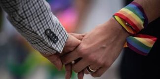 Hungría busca prohibir adopción en parejas del mismo sexo. Pareja LGTB