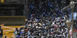 Argentina se olvidó del Covid19 para despedir a Maradona. Tumultos para despedir a Maradona