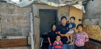 Así vive la gente en las «cartolandias» de Tijuana. Familia que vive en cartolandia de Tijuana