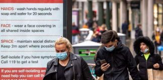 Descubren segunda cepa en Reino Unido. Gente en las calles de Reino Unido