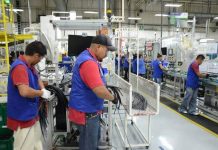 Empresarios de Tijuana analizan el impacto de la jornada laboral de 40 horas. Trabajadores en empresa maquiladora
