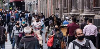 México es el cuarto país con más muertes por COVID-19. Gente con cubrebocas en la calle durante la pandemia