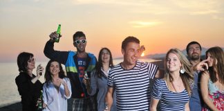 Disfunción eréctil está afectando a jóvenes desde los 18 años. Jóvenes en la playa al atardecer