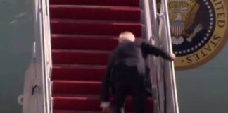 VIDEO: Joe Biden tropezó varias veces al abordar avión presidencial. Joe Biden tropezó varias veces al subir al avión