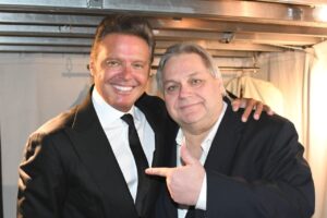 Luis Miguel con uno de los inversionistas