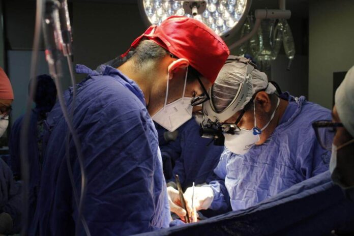 Médicos en cirugía