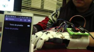 Mexicanas crean guantes traductores para lengua de señas