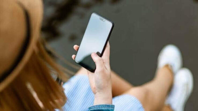 Mujeres utilizando teléfonos inteligentes