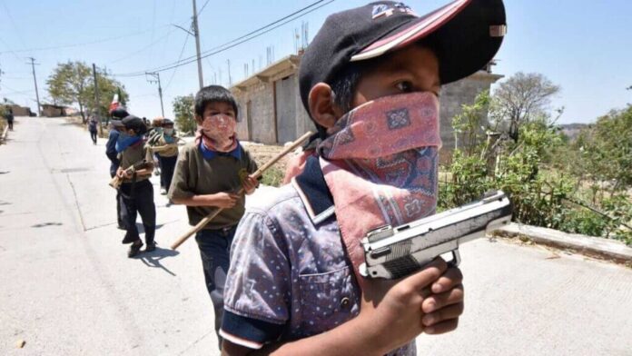 Niños comunitarios con armas en Guerrero