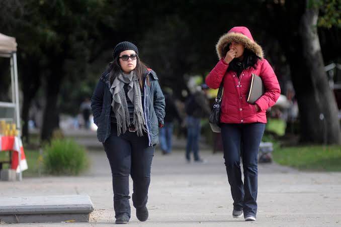 Personas abrigadas por las bajas temperaturas