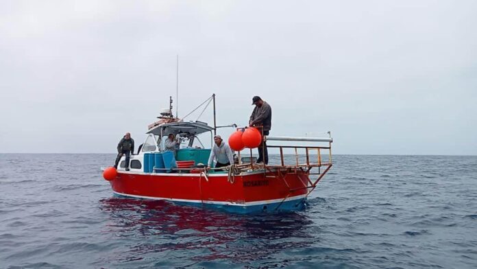 Pescadores quedaron a la deriva en Ensenada