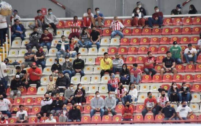 Aficionados al futbol durante la pandemia