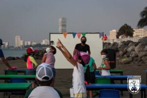 En Veracruz dan clases en la playa