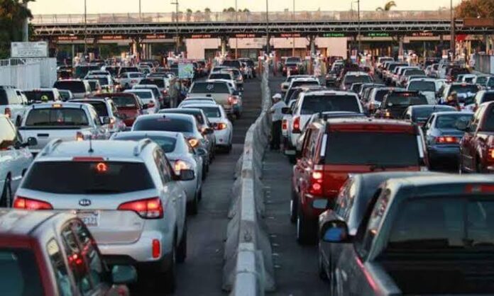 Fila en la garita de otay