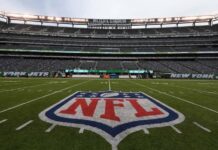 Todo listo para la nueva temporada de la NFL. Logo de la NFL en campo de futbol americano