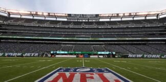 Todo listo para la nueva temporada de la NFL. Logo de la NFL en campo de futbol americano
