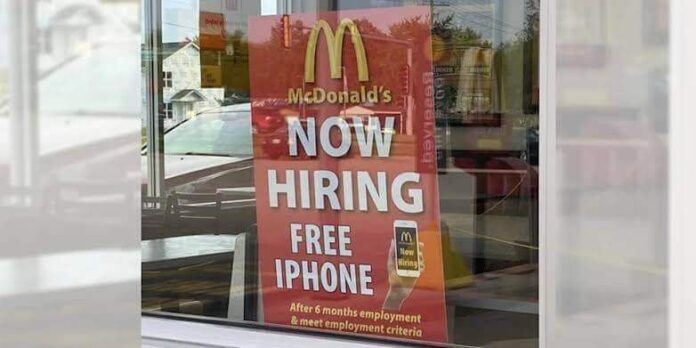 McDonalds ofrece iPhones por permanencia en el empleo