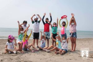 Niños acuden a clases en el mar