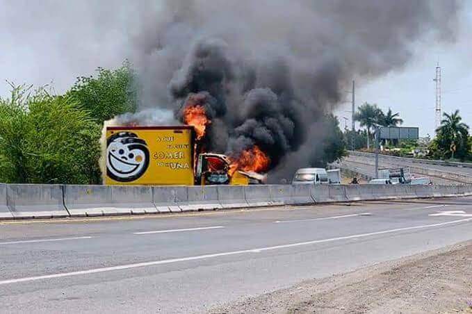 Queman camión de Sabritas en Tierra Caliente Queman camión de Sabritas en Tierra Caliente