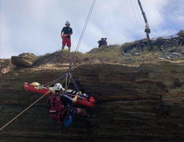 Rescatan a migrantes tras accidente en Point Loma