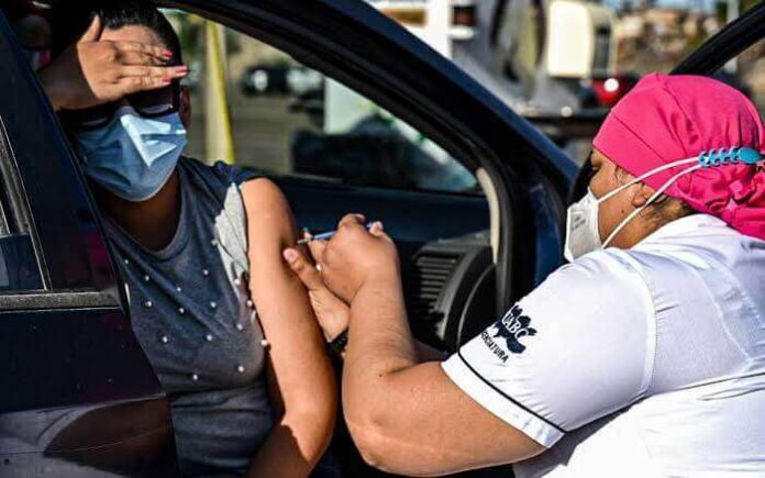 Aplican vacunas en Baja California