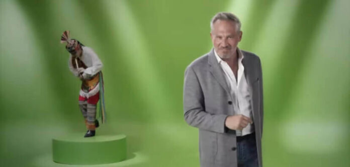 Arath de la Torre se burla de voladores de Papantla