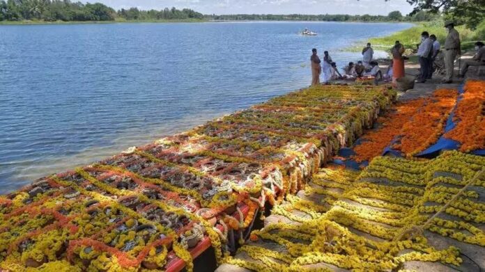 Arrojan cenizas al río en India