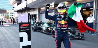 Checo Pérez triunfa en F1, un orgullo para México. Checo Pérez con la bandera mexicana