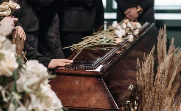 Féretro en un funeral o sepelio