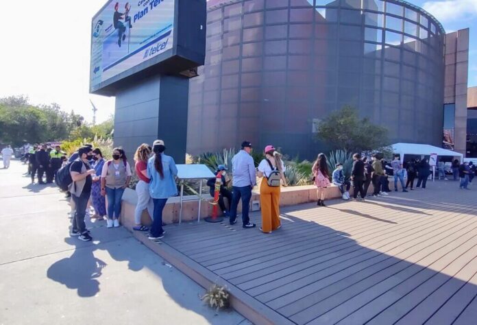 Fila para casilla especial en Tijuana