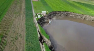 Socavón ya alcanzó la vialidad en Puebla