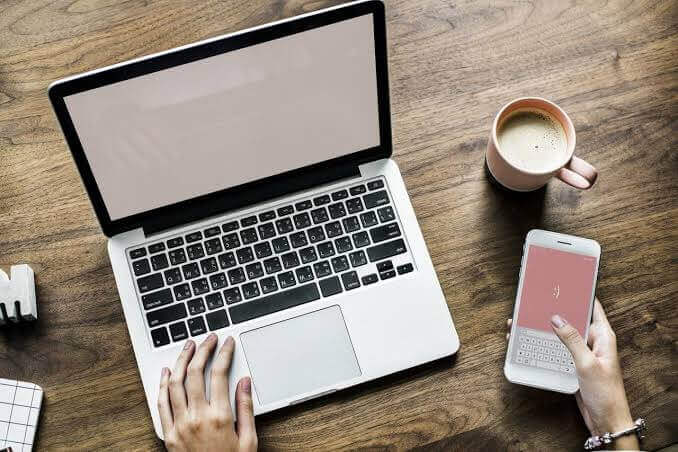 Utilizando computadora y teléfono inteligente Utilizando computadora y teléfono inteligente