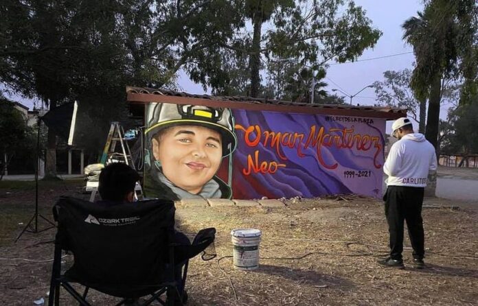 Artista Mode Orozco realiza mural en honor al bombero Omar Martínez