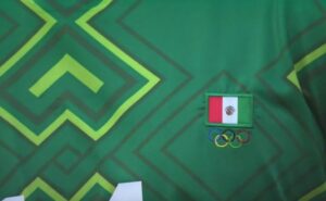 Bandera de México en uniforme olímpico