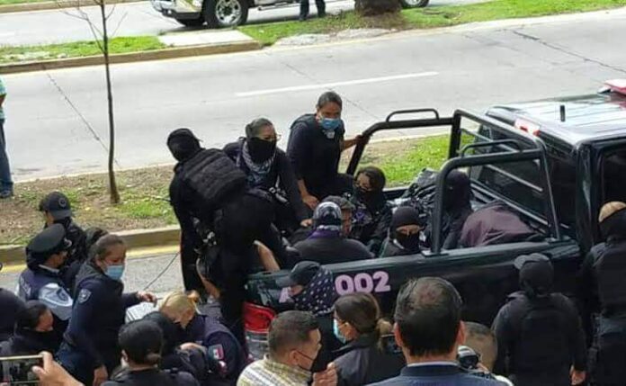 Detienen a mujeres que protestaban en Jalisco