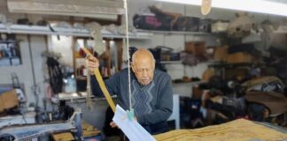 VIDEO: Don Frausto, a los 90 años sigue emprendiendo. Don Frausto trabajando en su taller