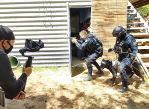 Equipo de Badabun grabando un entrenamiento de las unidades K9