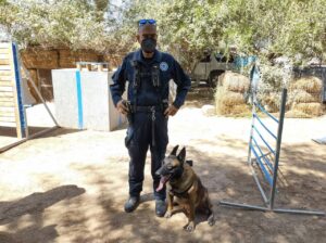Fernando Paniagua y Beto de la unidad K9 de Baja California