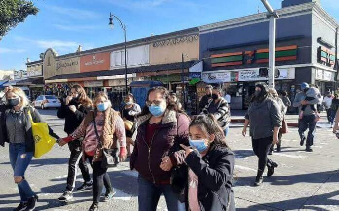 Gente en la vía pública durante la pandemia