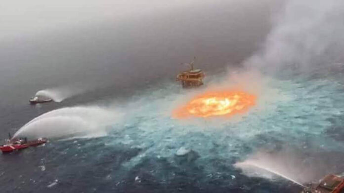 Incendio en ducto marino de PEMEX Incendio en ducto marino de PEMEX