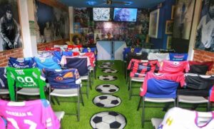 Interior de la iglesia maradoniana en México