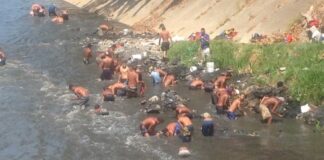 Buscan entre aguas sucias el sustento para sus familias. Los pescadores o mineros del Guaire