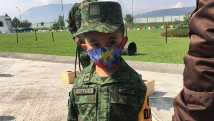 Niño autista, Luis René, fue soldado por un día