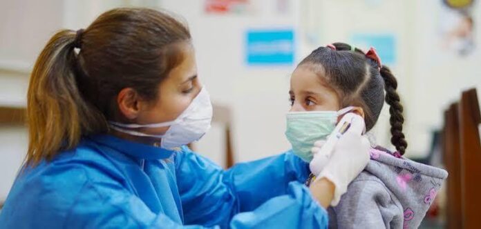 Revisión médica a niña durante la pandemia