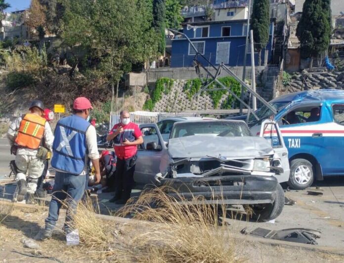 Accidente involucra varios autos en la 5 y 10